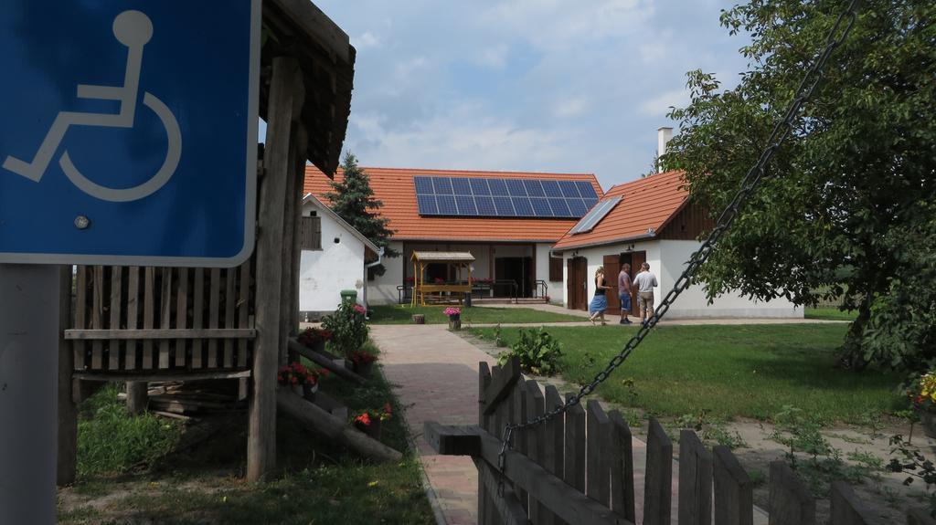 Eszter-Haz Vendeghaz Kerekegyhaza Hotel Buitenkant foto
